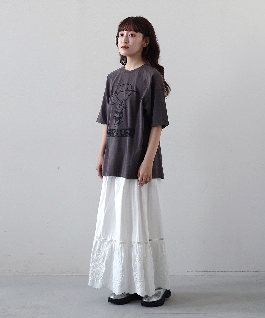 MEDE19F|MEDE19F PEANUTS 古着 プリントTシャツとMEDE19F　シルバー レザー調トラックブーツ〈シルバー〉のコーディネート|モデル身長： 156cm　Mサイズ着用