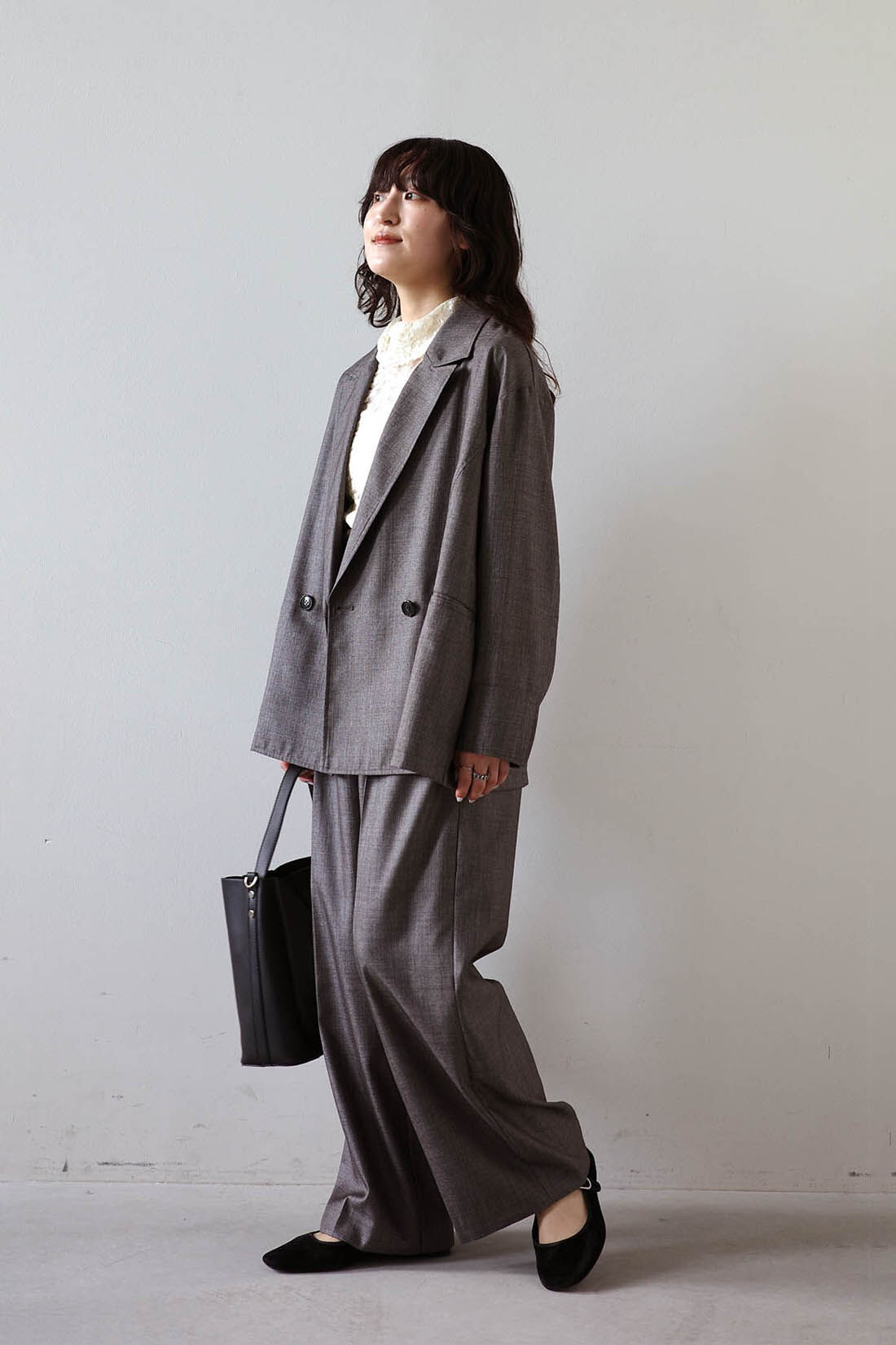 MEDE19F [メデ・ジュウキュウ]|シャークスキンのリラックスダブルジャケット〈シルバーチャコールグレー〉とシャークスキンのリラックスワイドスラックス〈シルバーチャコールグレー〉のコーディネート|モデル身長：156cm Mサイズ着用