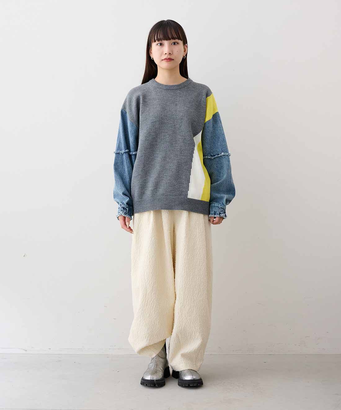 MEDE19F|加工デニム スリーブコンビニットの会とコットンツィード素材 バナナシルエットパンツ〈オフホワイト〉のコーディネート