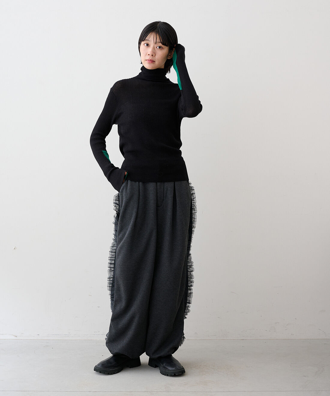 MEDE19F|フェイクファージャケット〈ミックスダークブラウン〉と綿 タートルニットの会とサイドラインフリルエアロゲルカットソーパンツのコーディネート