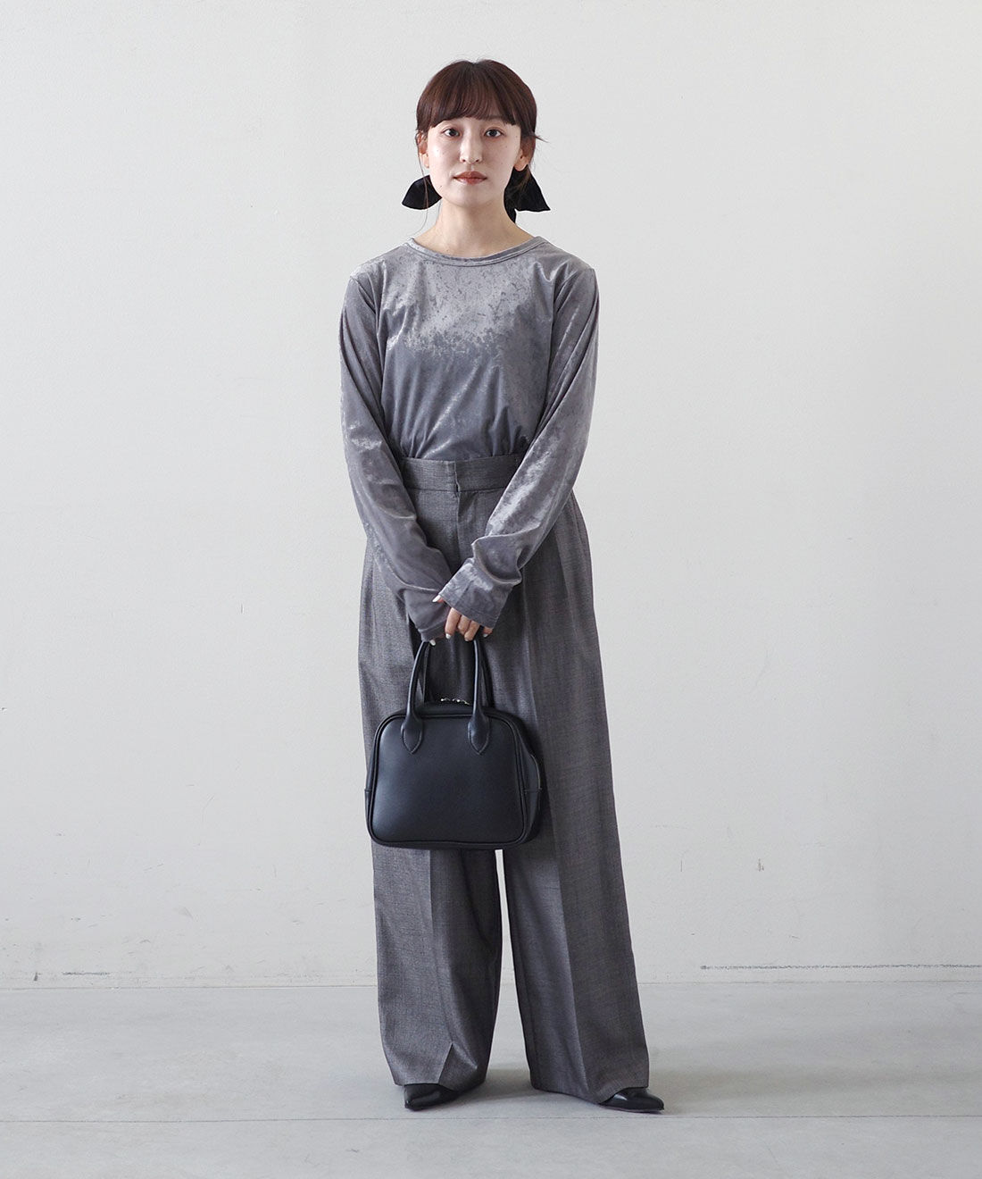 MEDE19F|クラッシュべロア調 トップスの会とクラッシュべロア調 トップスの会とシャークスキンのリラックスワイドスラックス〈シルバーチャコールグレー〉のコーディネート|モデル身長： 156cm　Mサイズ着用