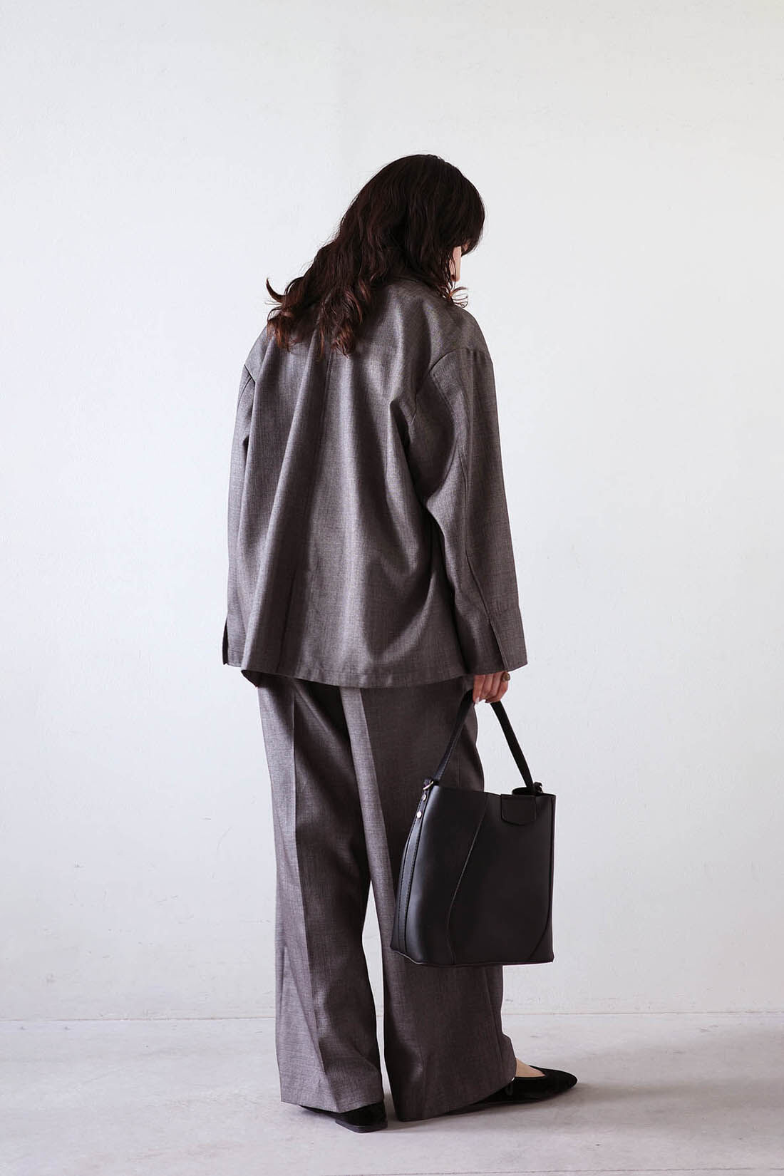MEDE19F [メデ・ジュウキュウ]|シャークスキンのリラックスダブルジャケット〈シルバーチャコールグレー〉とシャークスキンのリラックスワイドスラックス〈シルバーチャコールグレー〉のコーディネート|モデル身長：156cm Mサイズ着用
