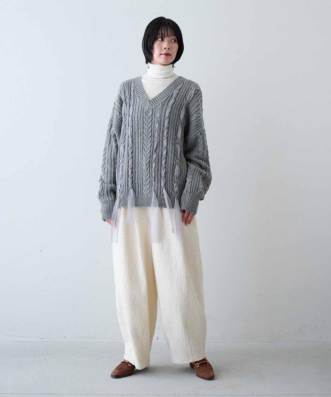 MEDE19F|リボン遣いケーブルニットとコットンツィード素材 バナナシルエットパンツ〈オフホワイト〉と綿 タートルニットの会のコーディネート