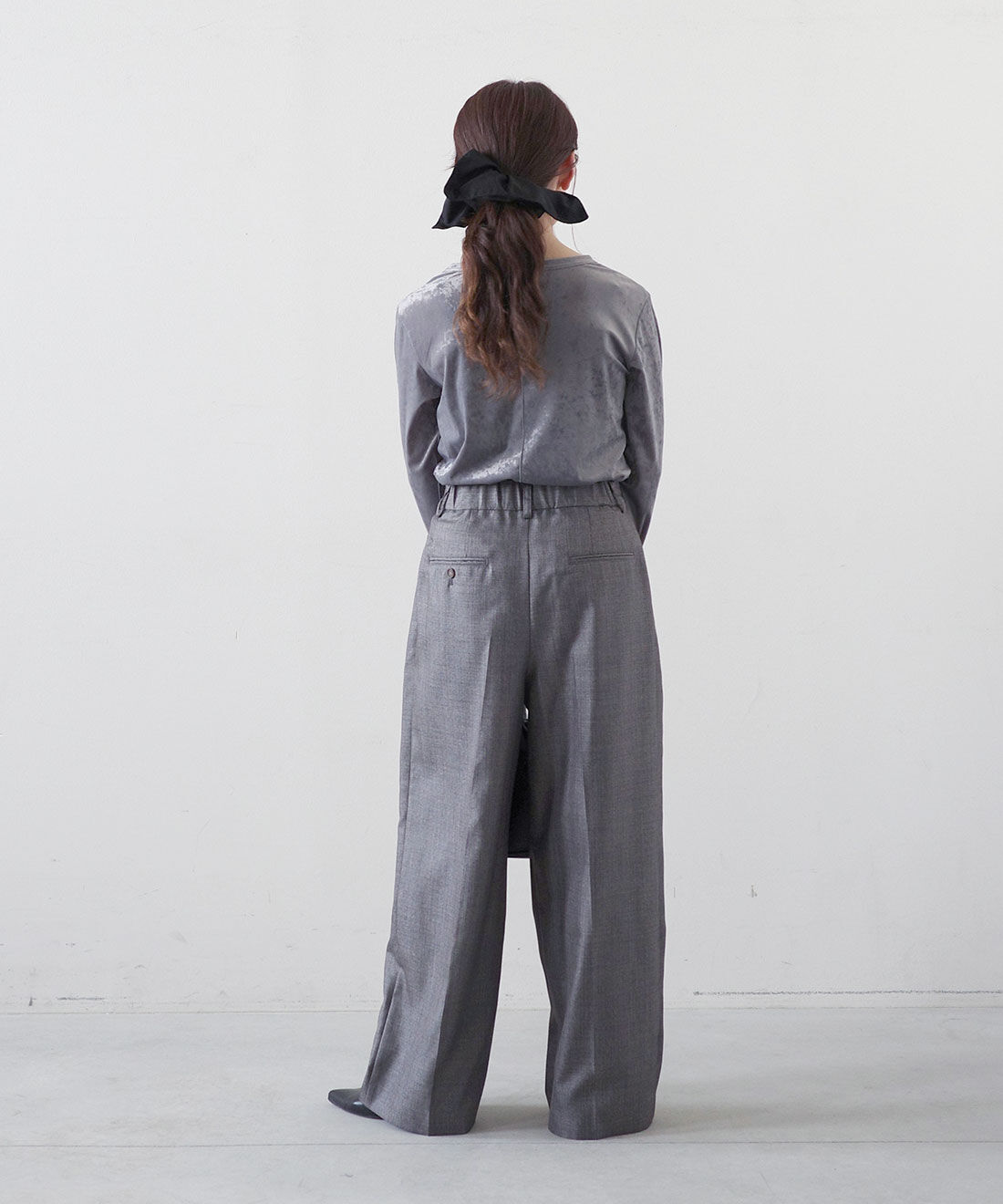 MEDE19F|クラッシュべロア調 トップスの会とクラッシュべロア調 トップスの会とシャークスキンのリラックスワイドスラックス〈シルバーチャコールグレー〉のコーディネート|モデル身長： 156cm　Mサイズ着用