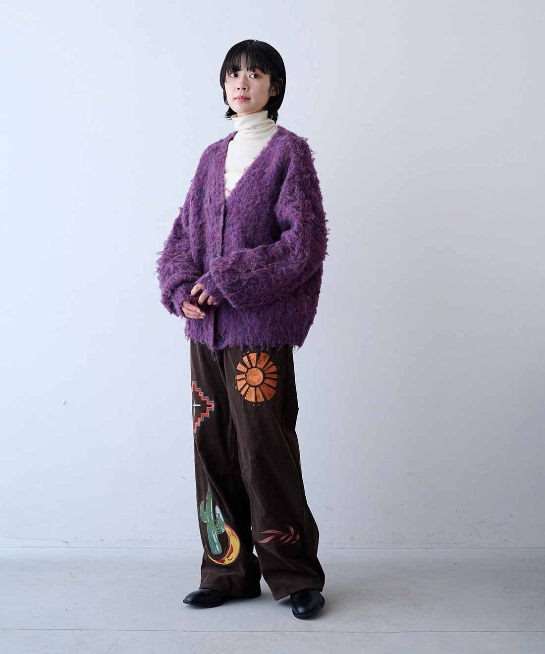 MEDE19F|ウール100％素材 カットソータートルの会と起毛ミックス リバーシブルニットカーディガンと刺繍をちりばめたコーデュロイパンツ〈ダークブラウン〉のコーディネート