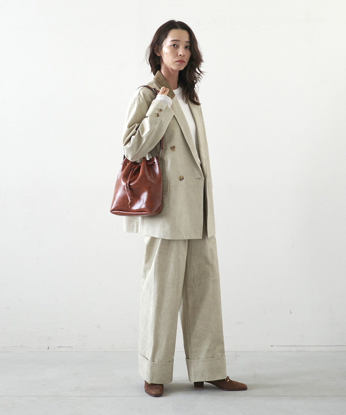 MEDE19F|クラッシュべロア調 トップスの会とヴィンテージライク　 チノ素材 ジャケット〈ベージュ〉とヴィンテージライク チノ素材 ワークスラックス〈ベージュ〉のコーディネート|モデル身長： 168cm　Mサイズ着用