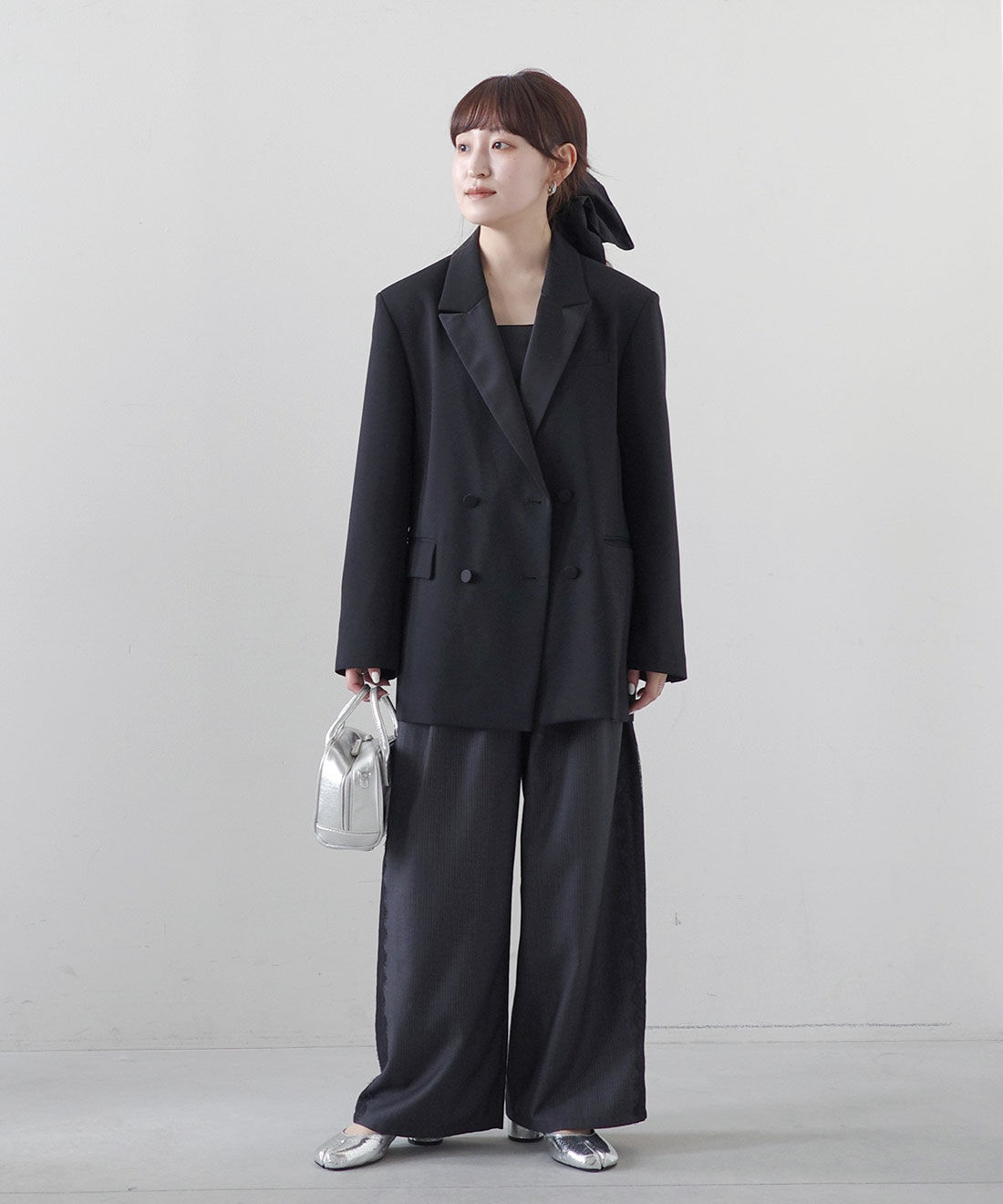 MEDE19F|サテンラペルジャケット〈ブラック〉とレース遣い ダブルウエストストライプパンツ〈グレー〉のコーディネート|モデル身長： 156cm　Mサイズ着用