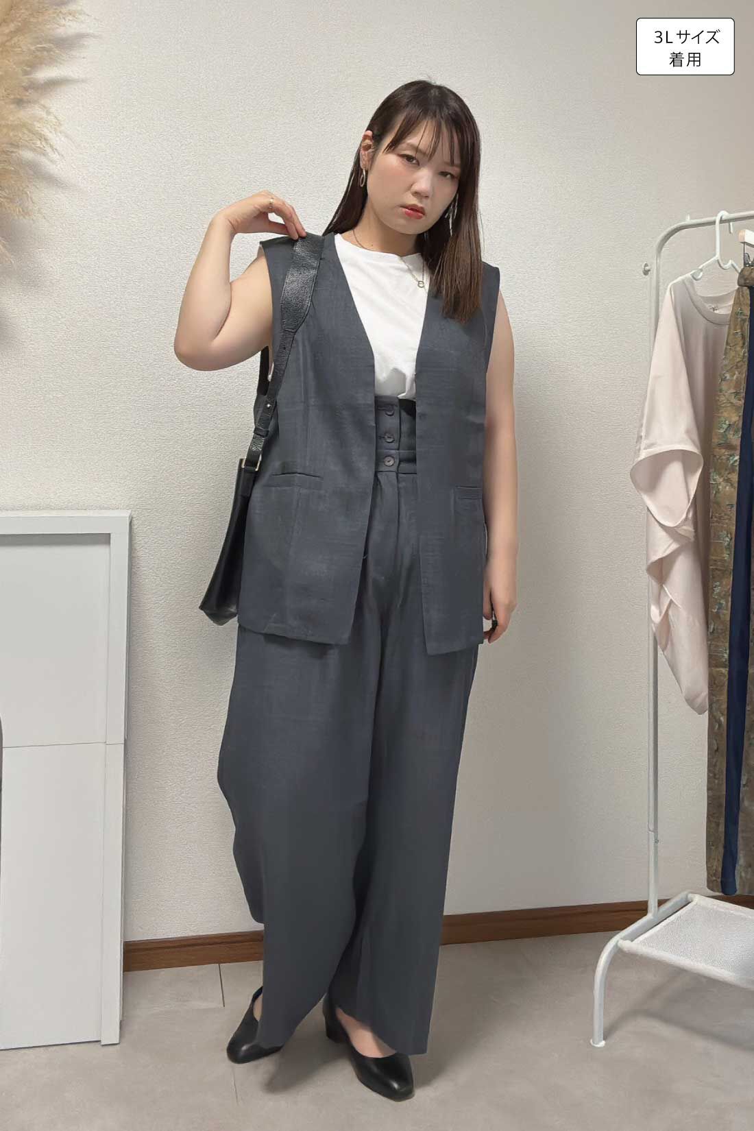 MEDE19F [メデ・ジュウキュウ]|タック遣い フレンチスリーブ コットントップスの会とタック遣い フレンチスリーブコットントップスの会とリネンライク素材 ウエストアクセントパンツ〈グレー〉のコーディネート