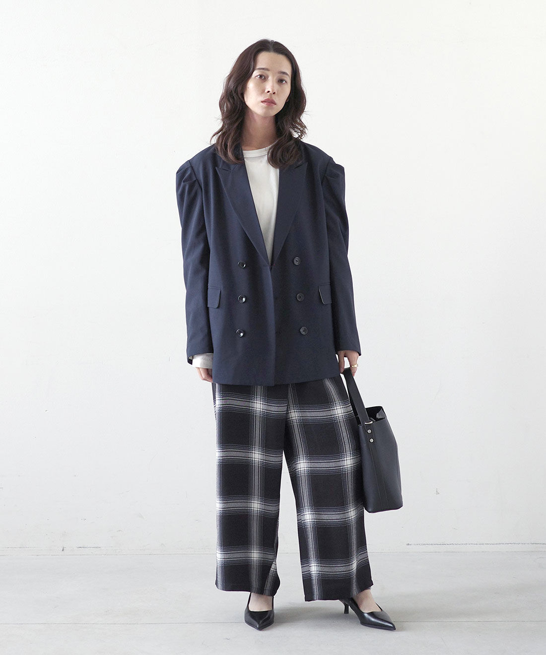 MEDE19F|クラッシュべロア調 トップスの会とネイビーブレザーとラップデザイン プリントチェックパンツ〈ブラック〉のコーディネート|モデル身長： 168cm　Mサイズ着用