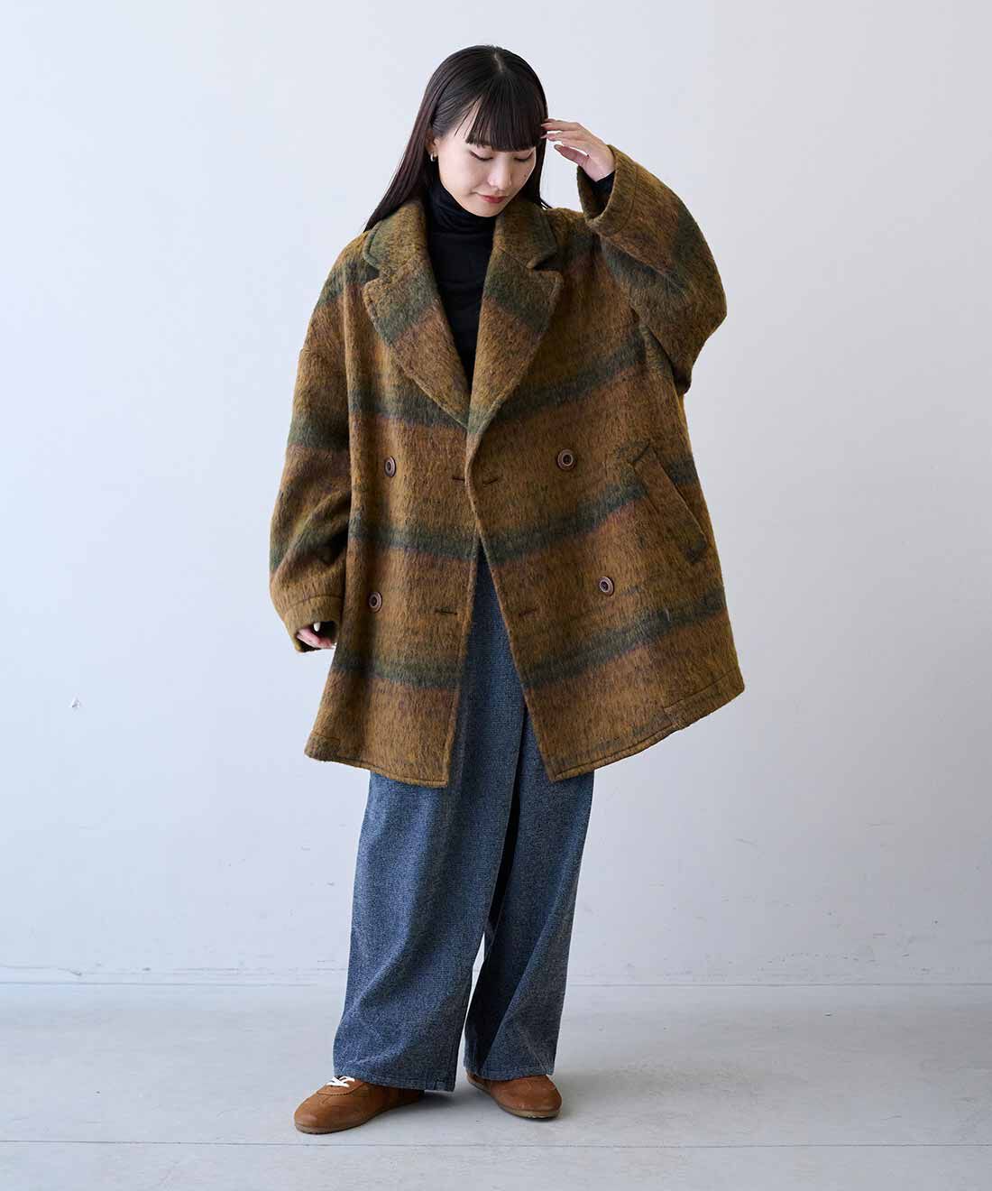 MEDE19F|シャギー素材 ミリタリーコート〈イエローミックスブラウン〉とラップデザイン 裏起毛シェニールデニムパンツ〈ブルー〉と綿 タートルニットの会のコーディネート