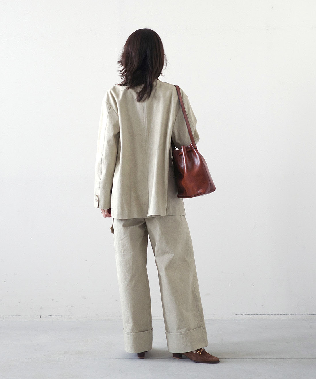 MEDE19F|クラッシュべロア調 トップスの会とヴィンテージライク　 チノ素材 ジャケット〈ベージュ〉とヴィンテージライク チノ素材 ワークスラックス〈ベージュ〉のコーディネート|モデル身長： 168cm　Mサイズ着用