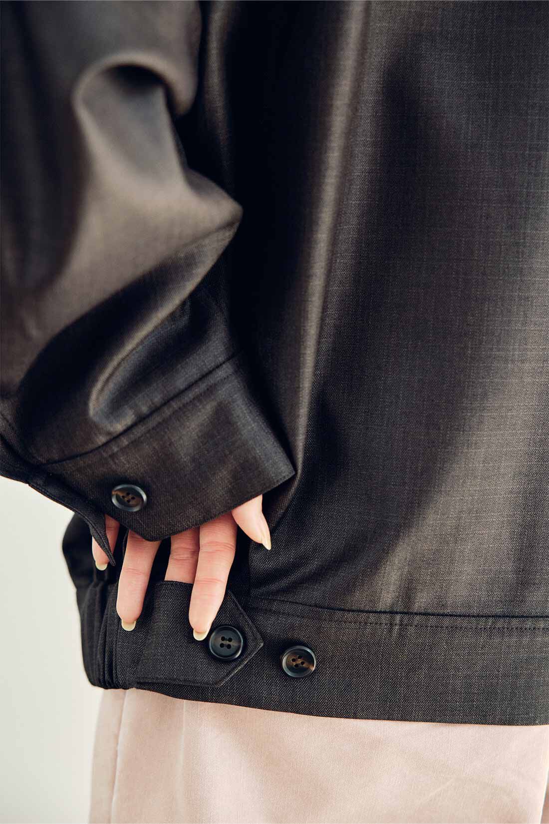 MEDE19F [メデ・ジュウキュウ]|MEDE19F　シャークスキンのオーバーサイズジップジャケット〈チャコールブラウン〉|シャークスキン サメの肌のように斜めに細かいジグザグの入った柄織物、シャークスキン。毛羽のないクリアな表面感が上品です。