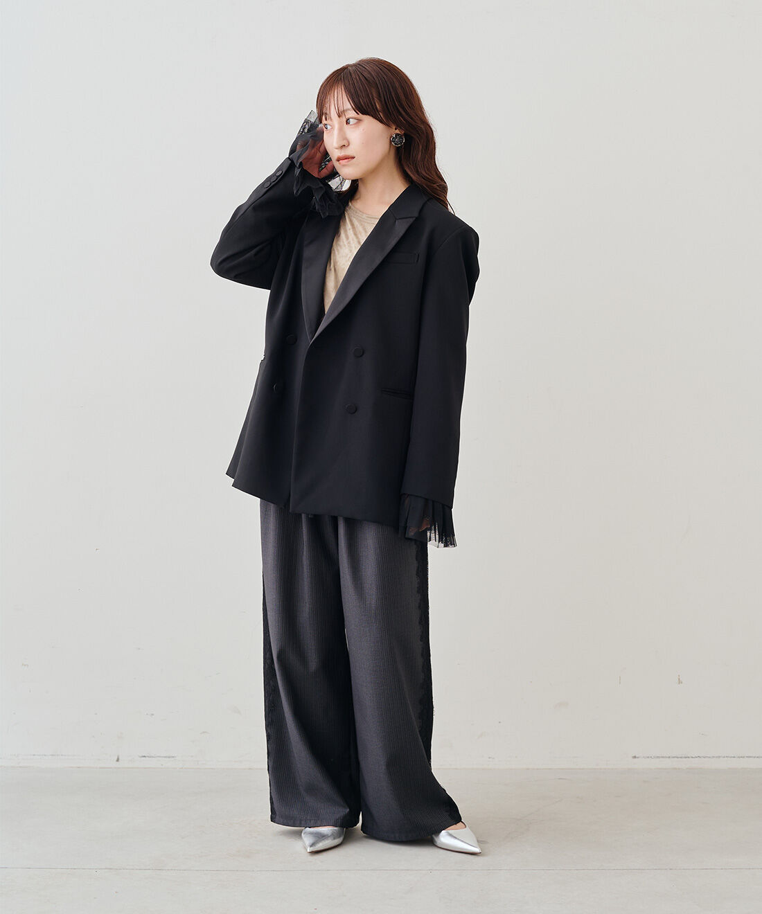 MEDE19F|サテンラペルジャケット〈ブラック〉とクラッシュべロア調 トップスの会とチュール ギャザーカフス〈ブラック〉のコーディネート