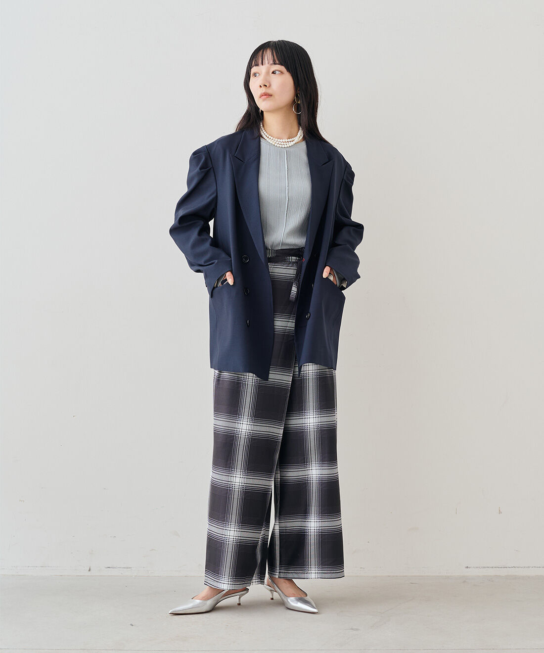 MEDE19F|ネイビーブレザーとコットンランダム リブトップスの会とラップデザイン プリントチェックパンツ〈ブラック〉のコーディネート