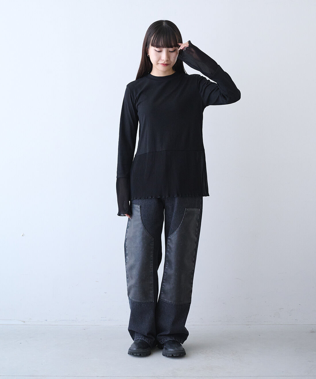 MEDE19F|合皮パッチ ダブルニーパンツ〈ブラック〉とプリーツドッキングトップスの会のコーディネート