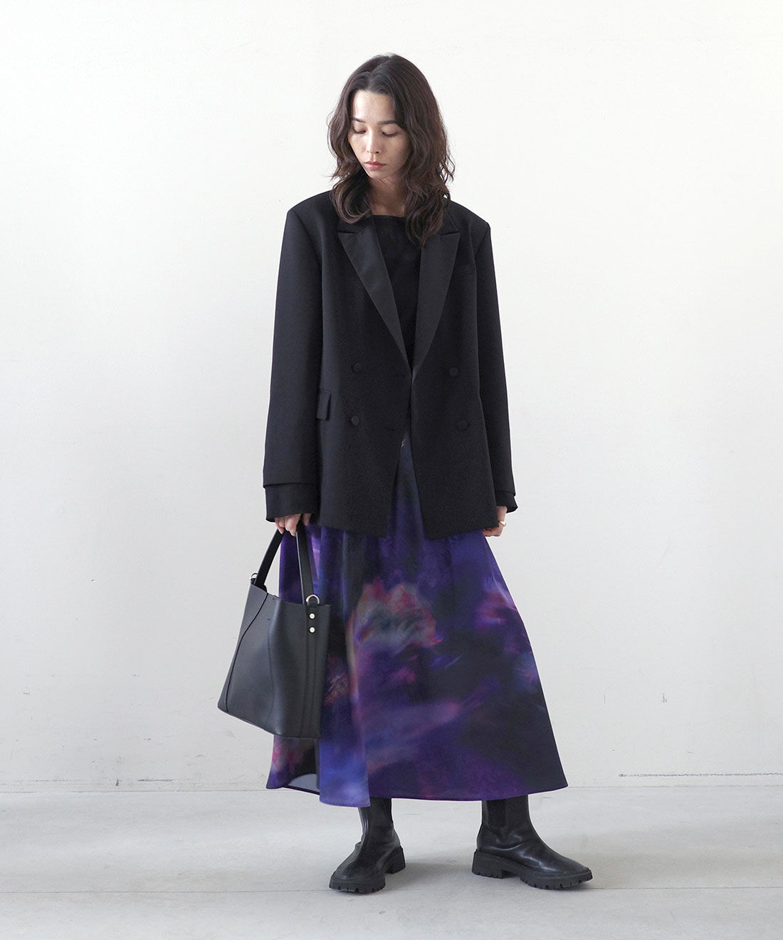 MEDE19F|サテンラペルジャケット〈ブラック〉とコットンシアー ラグラントップスのコーディネート|モデル身長： 168cm　Mサイズ着用