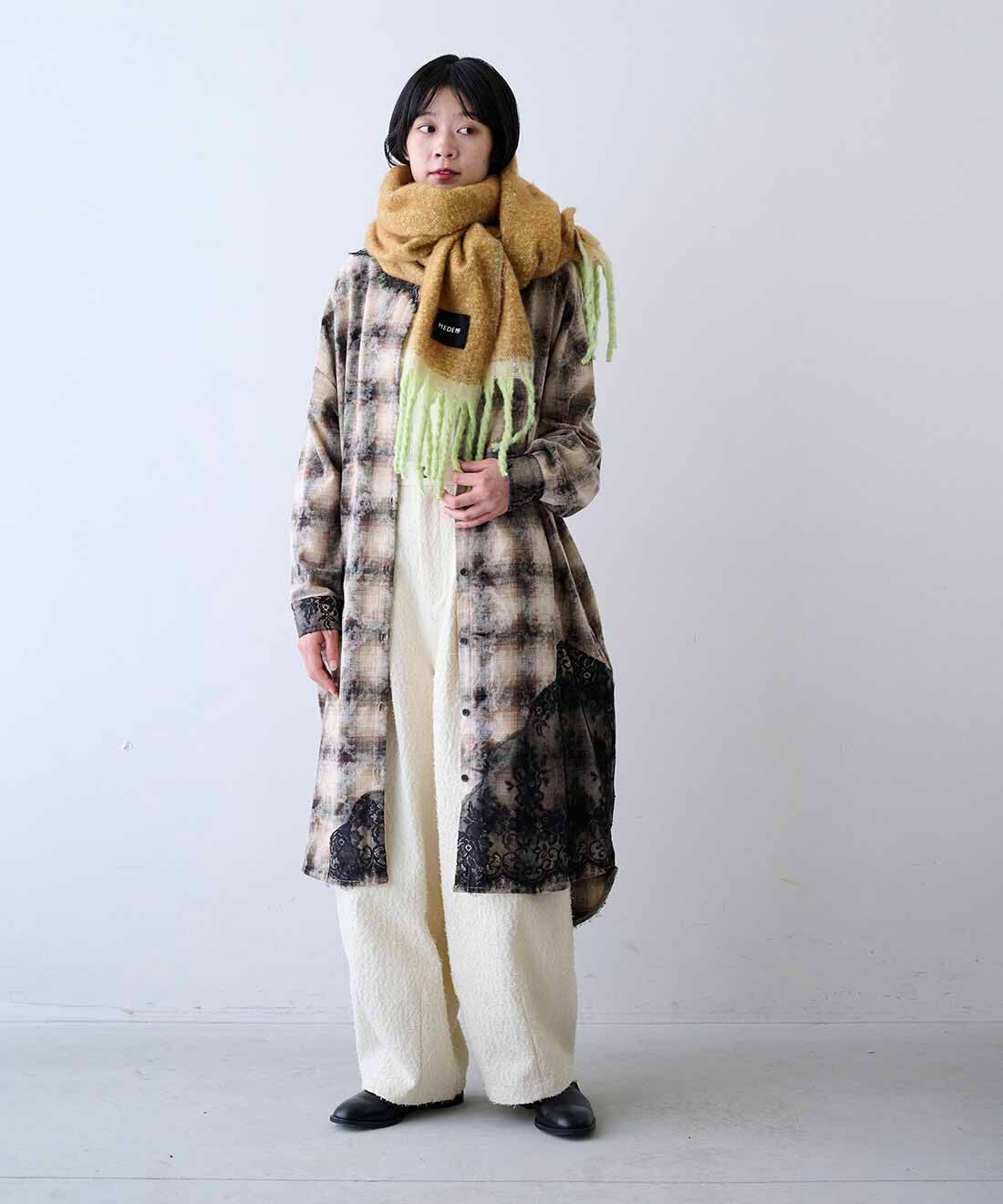 MEDE19F|綿 タートルニットの会とレースコンビ ヘイジーチェックワンピース〈ブラウン〉とコットンツィード素材 バナナシルエットパンツ〈オフホワイト〉と配色遣いの大判ストールのコーディネート