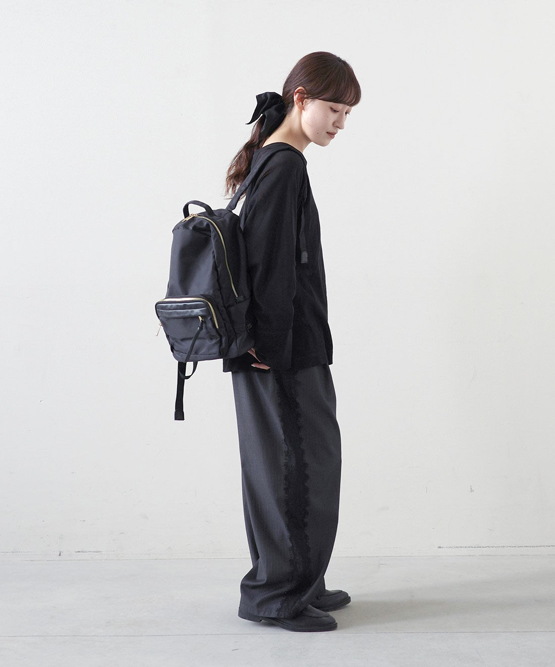 MEDE19F|コットンシアー ラグラントップスとレース遣い ダブルウエストストライプパンツ〈グレー〉のコーディネート|モデル身長： 156cm　Mサイズ着用