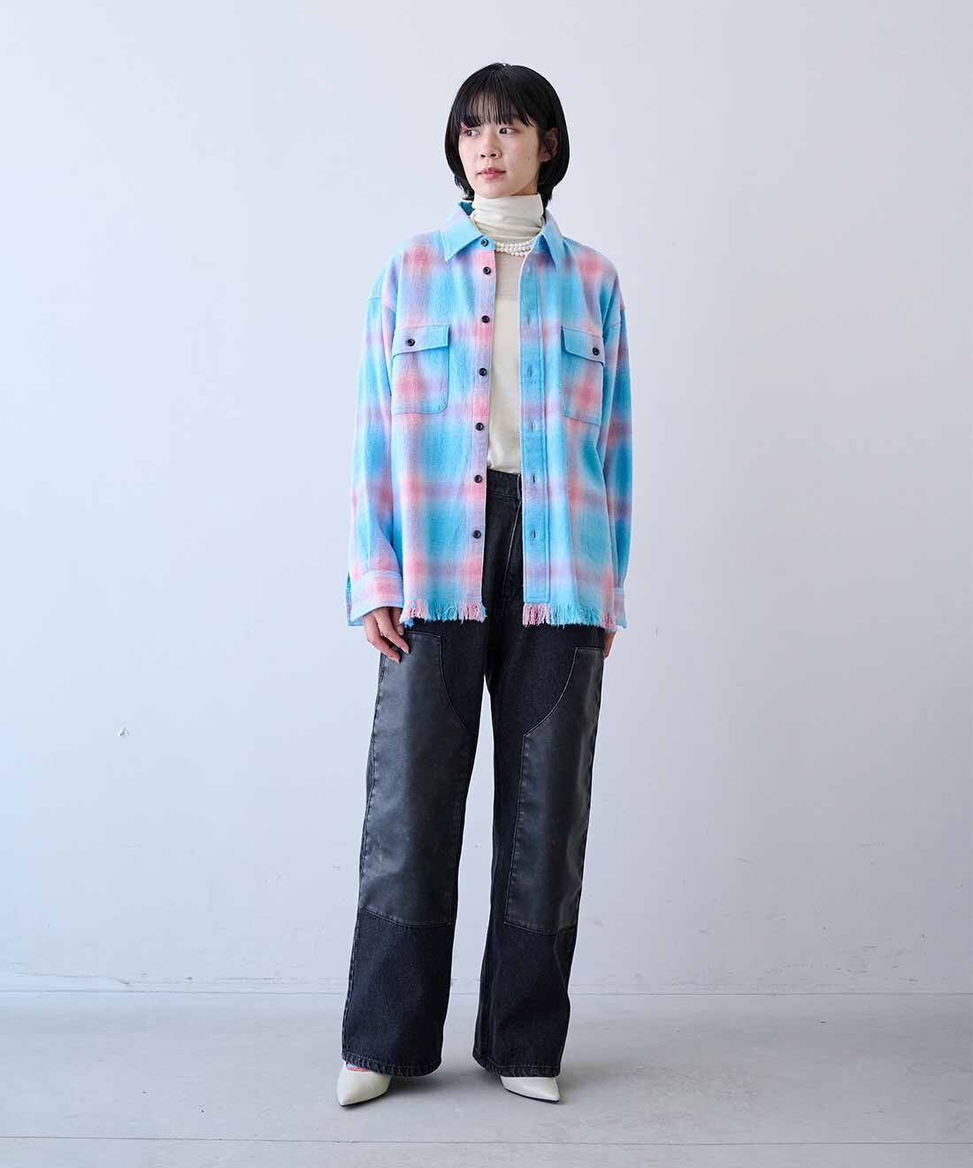 MEDE19F|古着屋でみつけたようなネルチェックシャツ〈ブルー〉とウール100％素材 カットソータートルの会と合皮パッチ ダブルニーパンツ〈ブラック〉のコーディネート