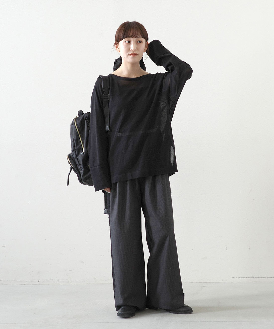 MEDE19F|コットンシアー ラグラントップスとレース遣い ダブルウエストストライプパンツ〈グレー〉のコーディネート|モデル身長： 156cm　Mサイズ着用