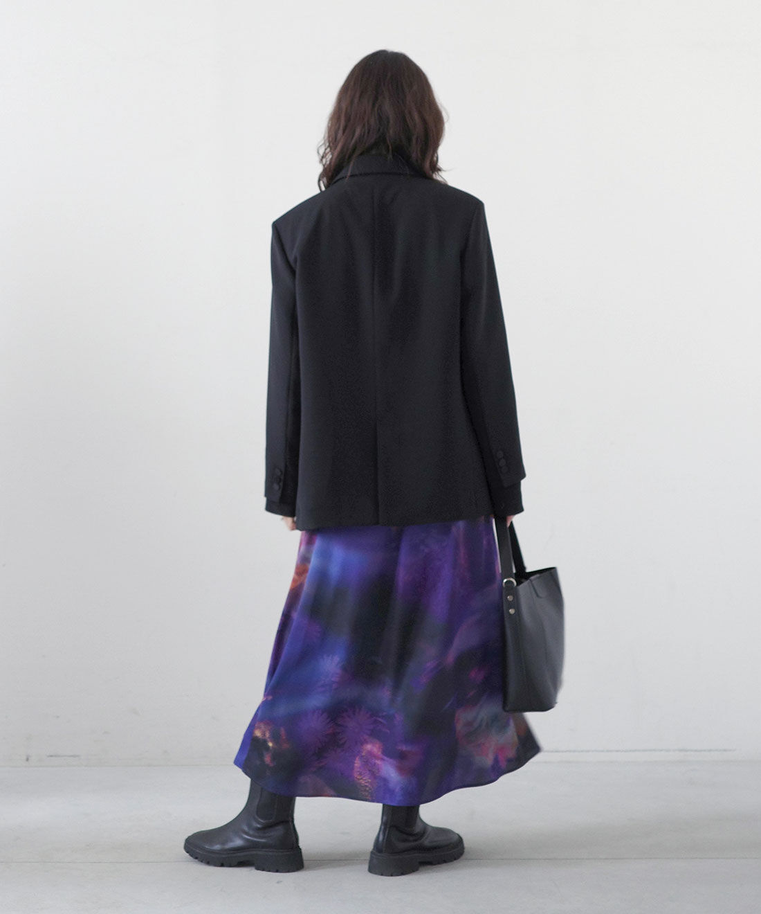 MEDE19F|サテンラペルジャケット〈ブラック〉とコットンシアー ラグラントップスのコーディネート|モデル身長： 168cm　Mサイズ着用