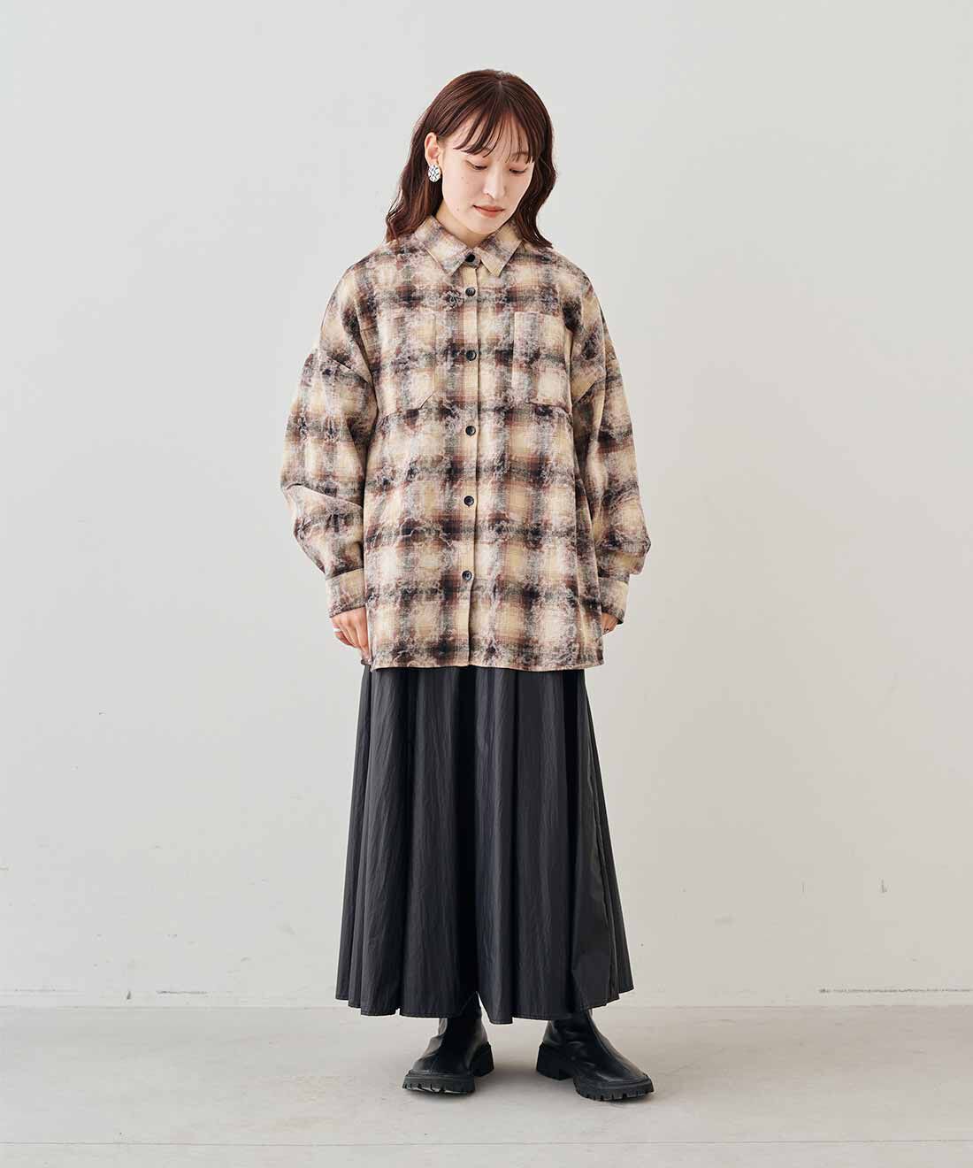 MEDE19F [メデ・ジュウキュウ]|ヘイジーチェックシャツ〈ブラウン〉とコーティング素材 ギャザースカートとMEDE19F　防水加工 フェイクレザー トラックブーツ〈ブラック〉のコーディネート