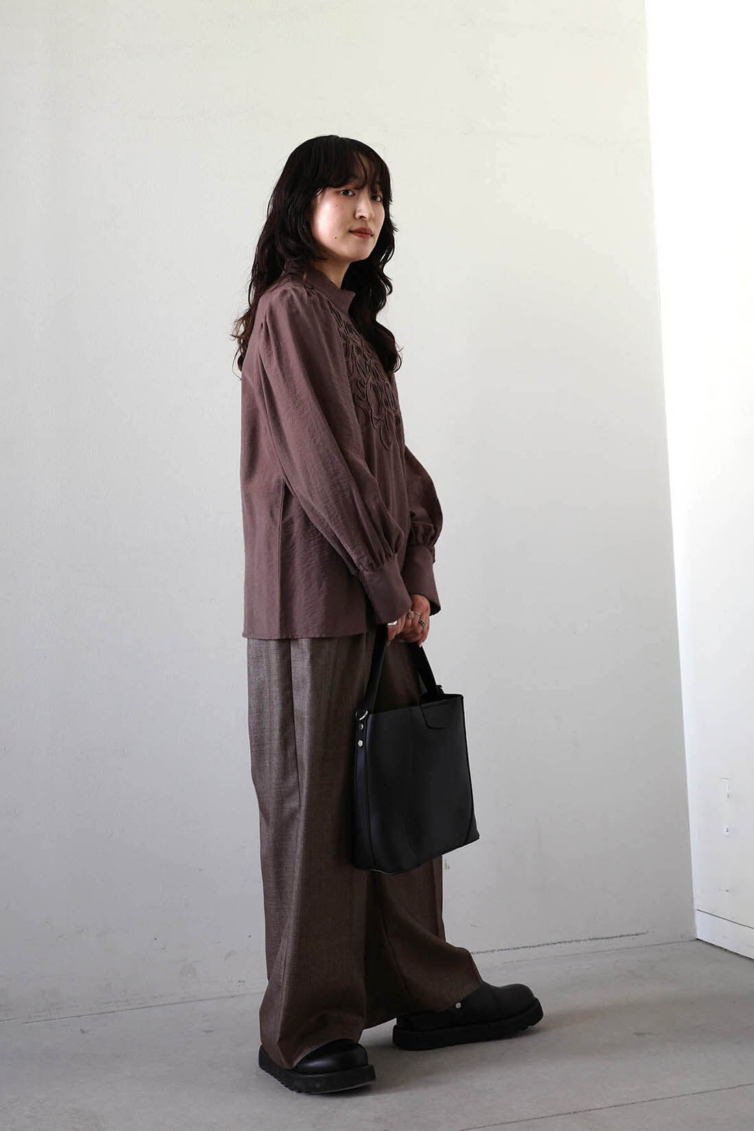 MEDE19F|エンブロイダリー ブラウス〈モカブラウン〉のコーディネート|モデル身長：156cm Mサイズ着用