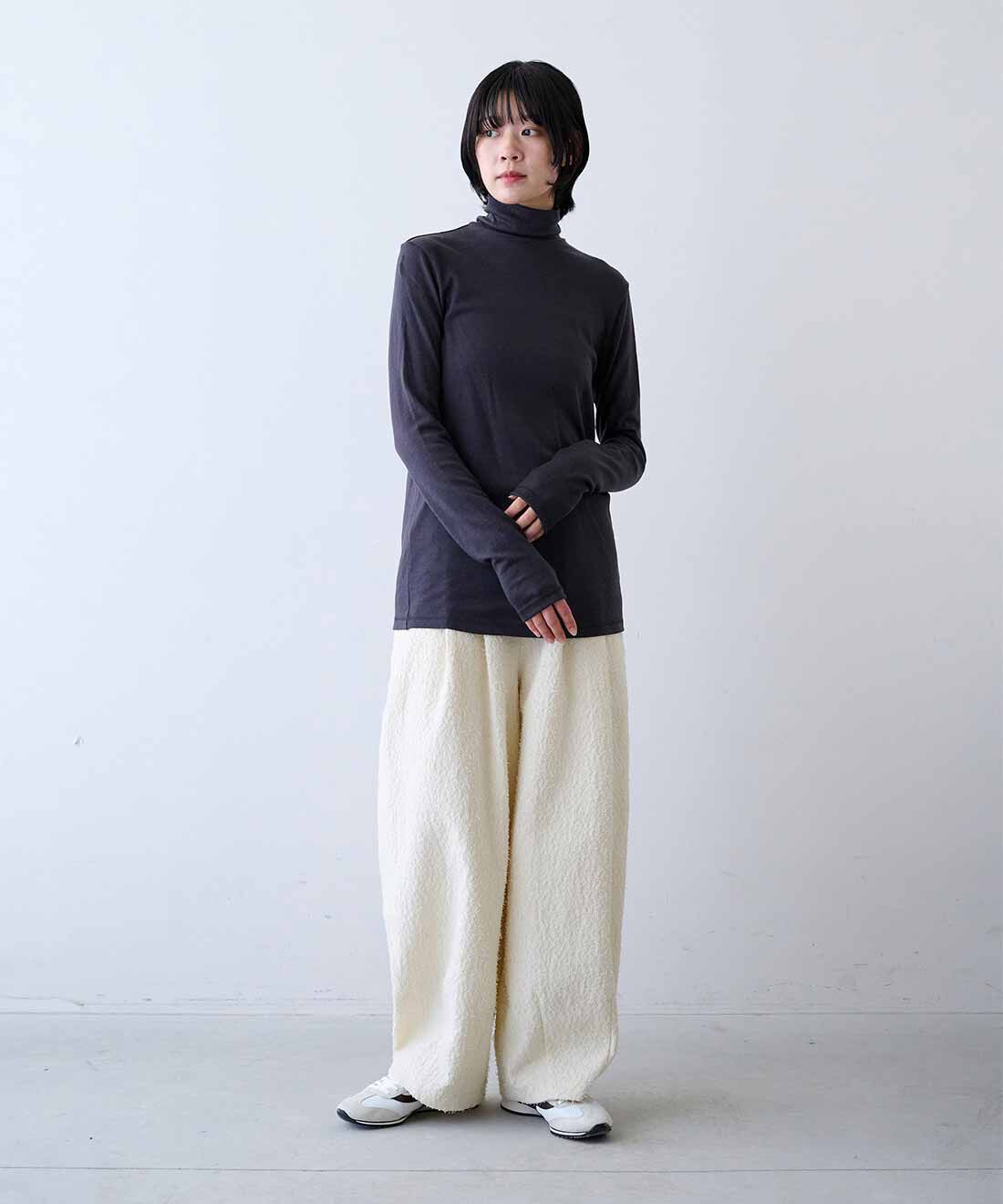MEDE19F|ウール100％素材 カットソータートルの会とコットンツィード素材 バナナシルエットパンツ〈オフホワイト〉と起毛ミックス リバーシブルニットカーディガンのコーディネート