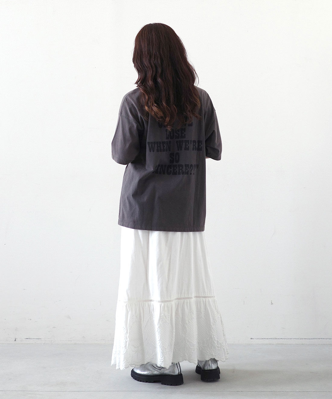 MEDE19F|MEDE19F PEANUTS 古着 プリントTシャツとMEDE19F　シルバー レザー調トラックブーツ〈シルバー〉のコーディネート|モデル身長： 156cm　Mサイズ着用