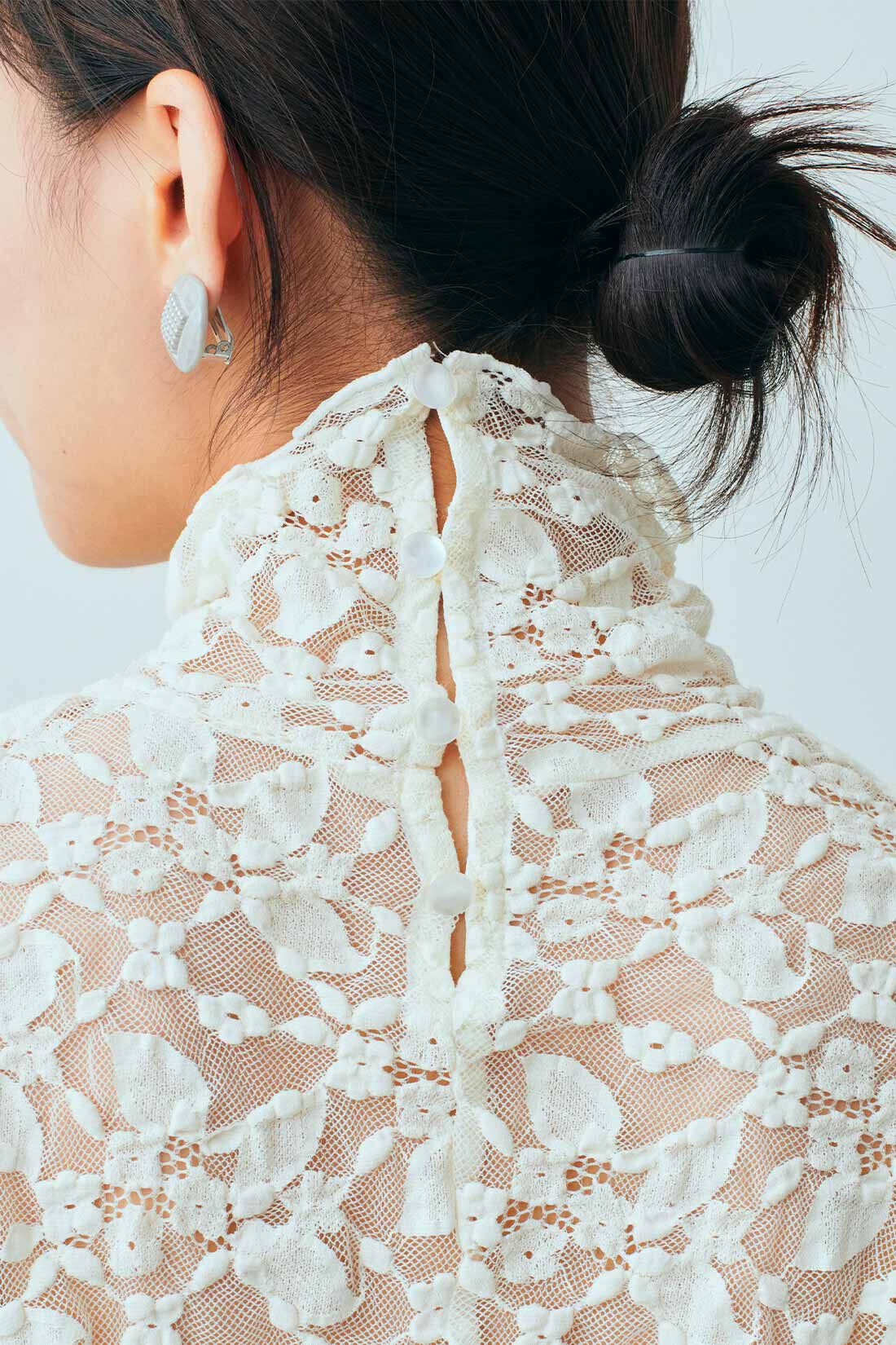 MEDE19F [メデ・ジュウキュウ]|MEDE19F　レースハイネックトップス|ネックの後ろはボタン開き。