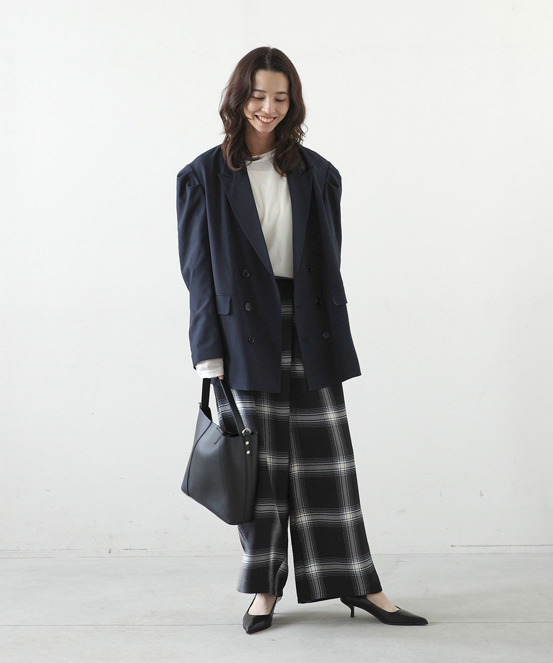 MEDE19F|クラッシュべロア調 トップスの会とネイビーブレザーとラップデザイン プリントチェックパンツ〈ブラック〉のコーディネート|モデル身長： 168cm　Mサイズ着用