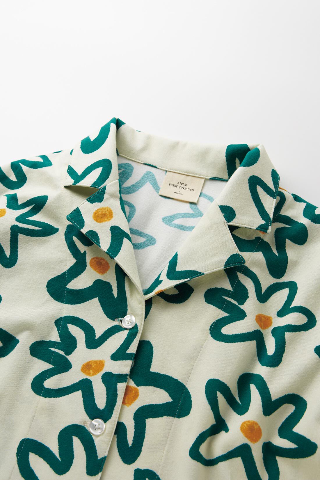 MEDE19F [メデ・ジュウキュウ]|MEDE19F　夏の花パジャマ〈アイボリー〉|首もとはオープンカラーでシンプルなデザイン。