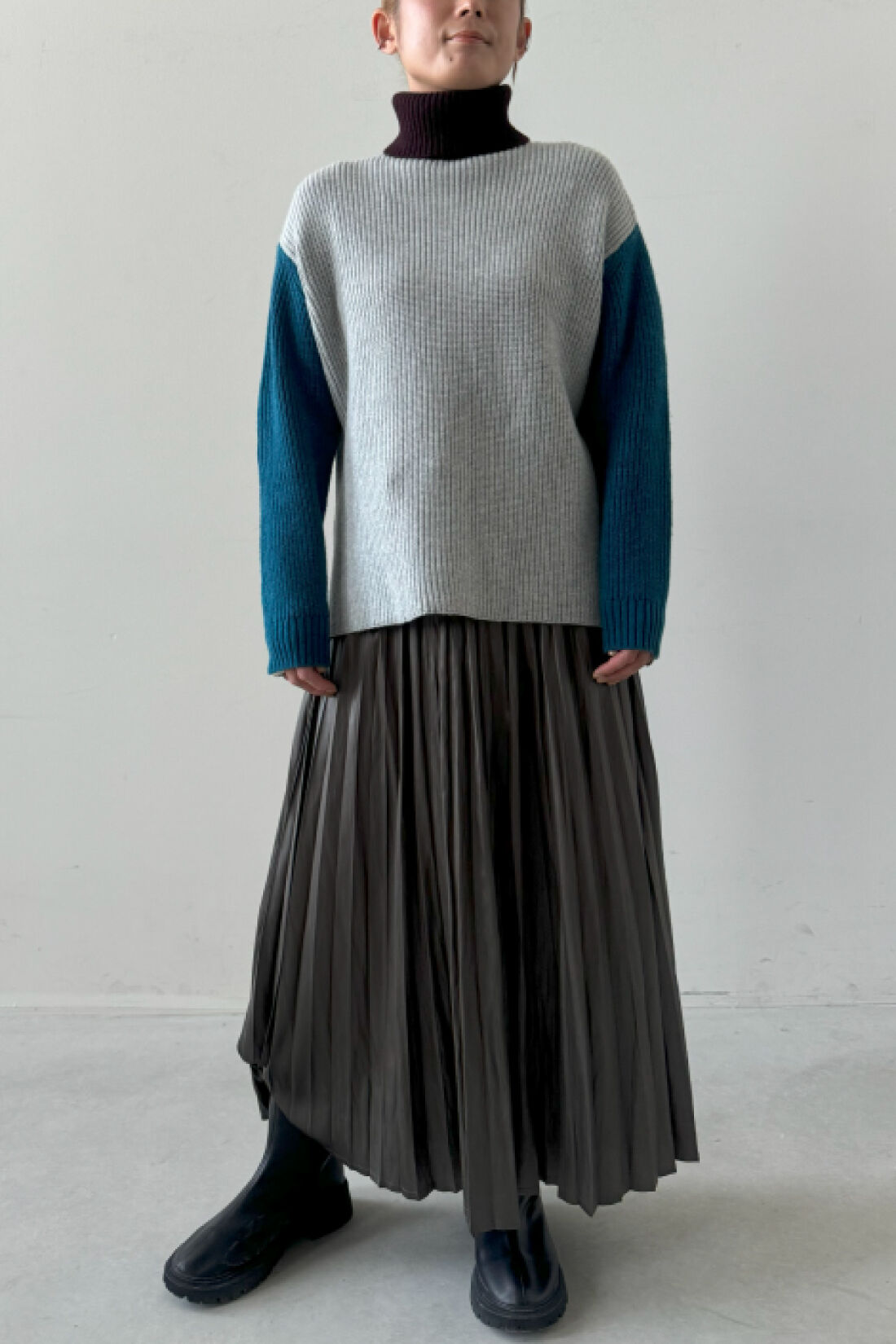 MEDE19F|ハイネックのトライカラーニット〈グレー〉とレザーライクプリーツスカート〈グレーブラウン〉のコーディネート|モデル身長：160cm　着用サイズ：M