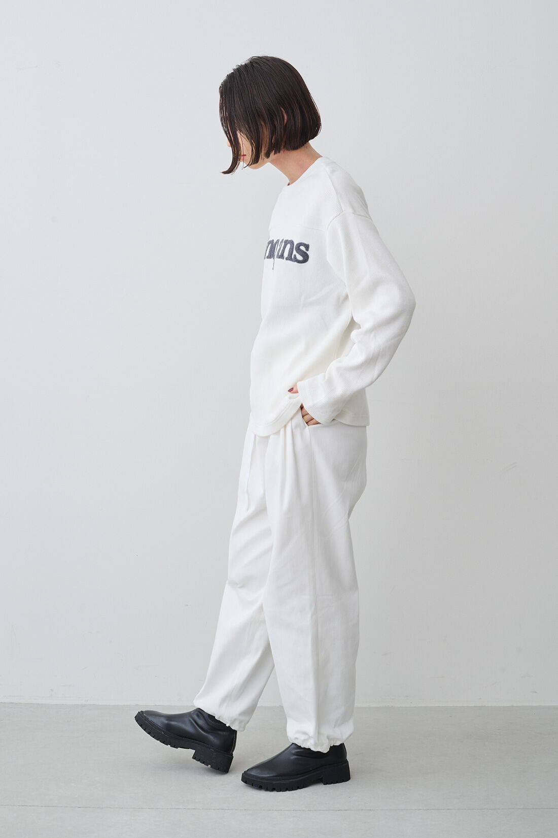 MEDE19F [メデ・ジュウキュウ]|MEDE19F　さがら刺しゅうの裏起毛ワッフルTシャツ〈オフホワイト〉|モデル身長：168cm　着用サイズ：M