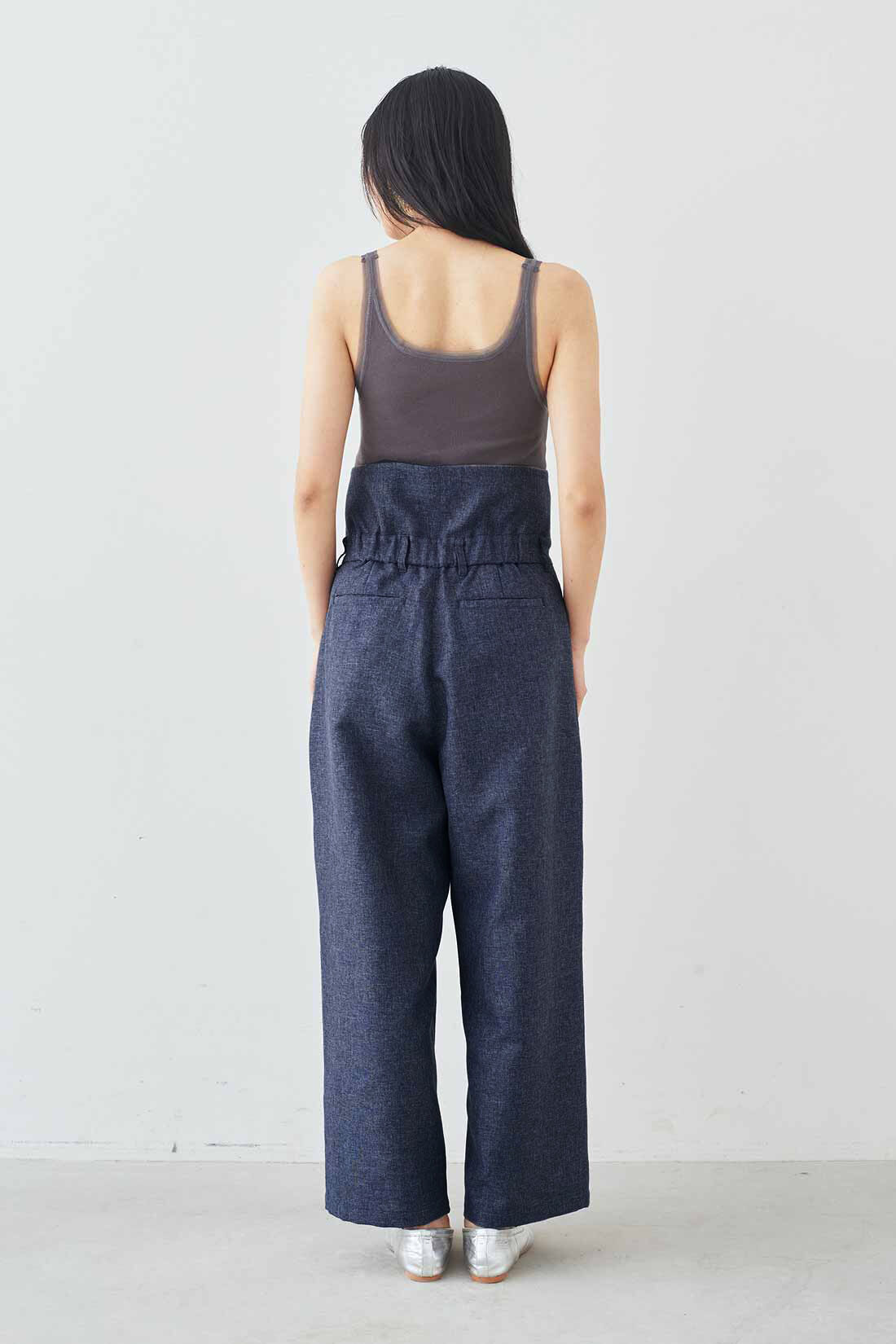 MEDE19F [メデ・ジュウキュウ]|MEDE19F　リネンライク素材のウエストアクセントパンツ〈グレー〉|モデル身長：163cm　着用サイズ：M