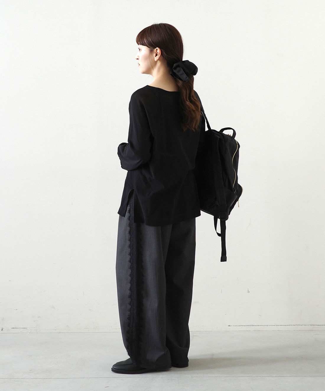 MEDE19F|コットンシアー ラグラントップスとレース遣い ダブルウエストストライプパンツ〈グレー〉のコーディネート|モデル身長： 156cm　Mサイズ着用