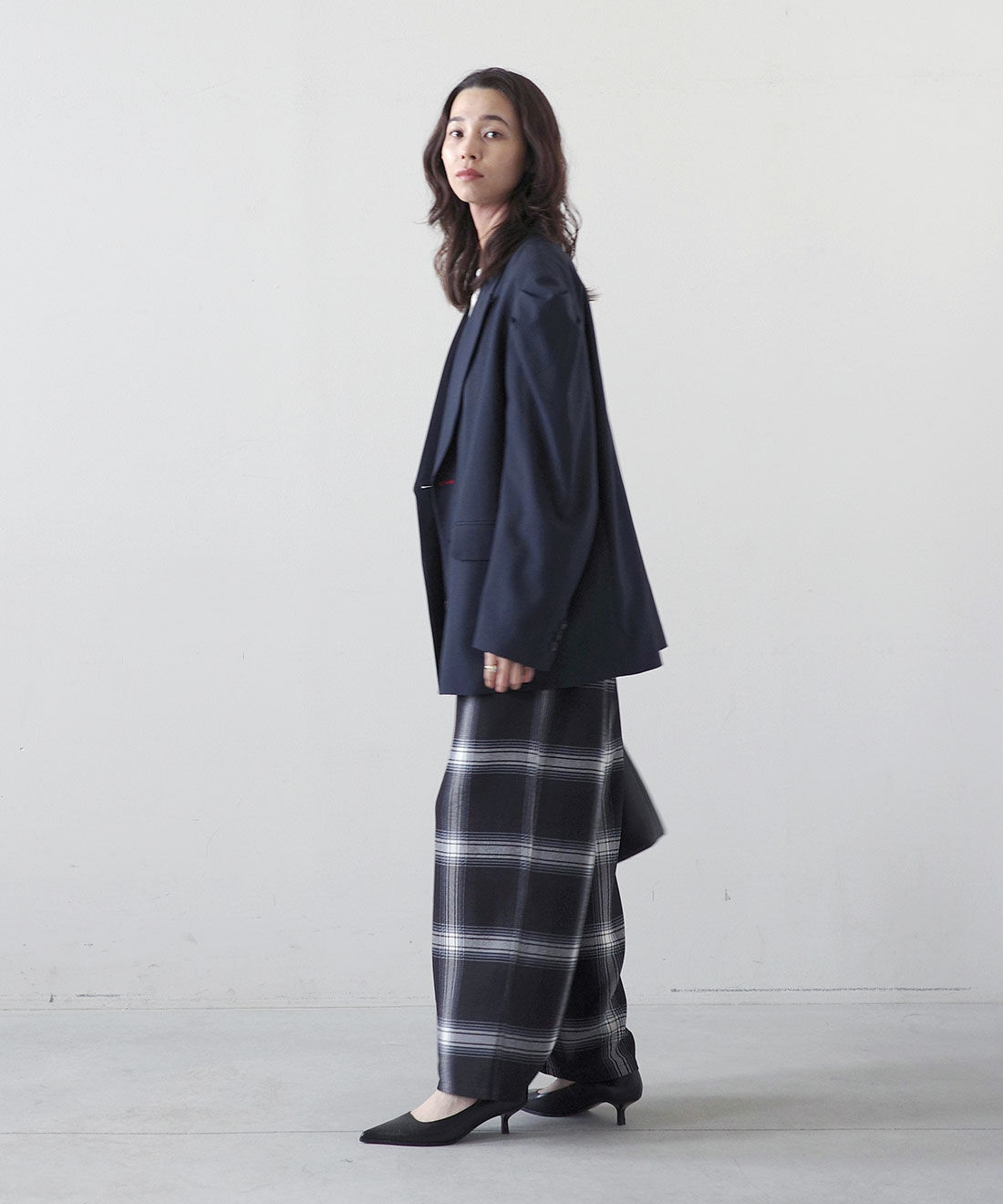 MEDE19F|クラッシュべロア調 トップスの会とネイビーブレザーとラップデザイン プリントチェックパンツ〈ブラック〉のコーディネート|モデル身長： 168cm　Mサイズ着用