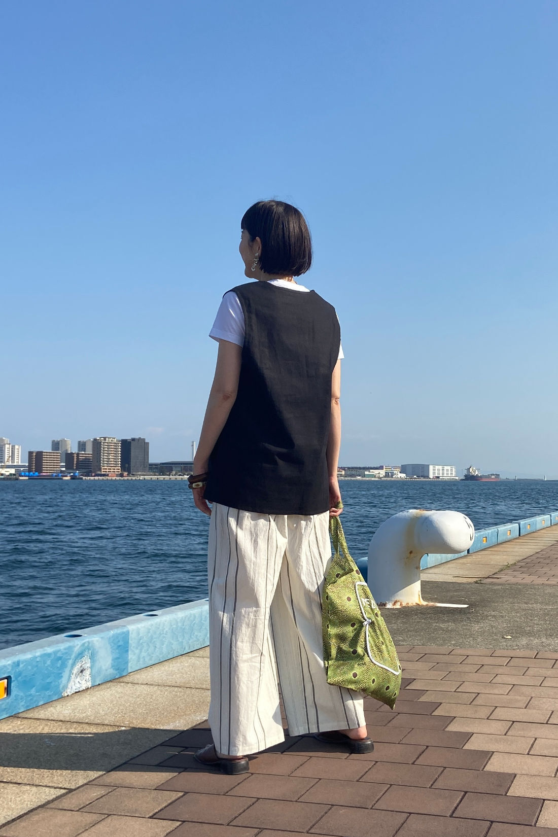 MEDE19F|リネン混ストライプパンツＮＬ　ＭＤ１９とアフリカンプリントバッグＭＤ１９とリネン混ベスト〈ＢＫ〉ＭＤ１９のコーディネート