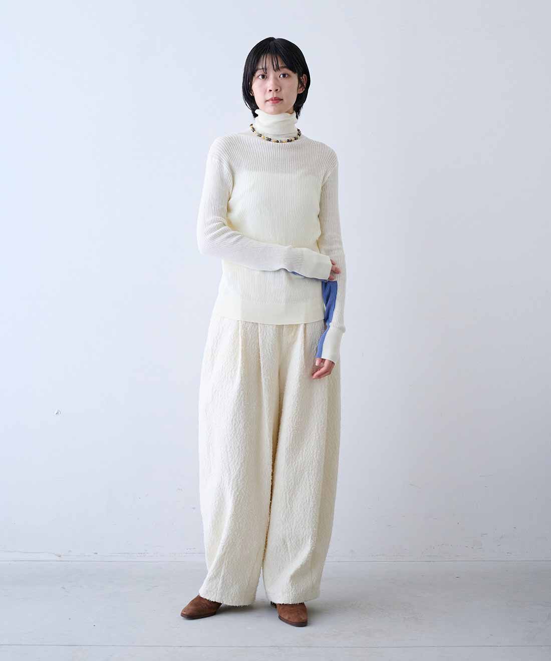 MEDE19F|リボン遣いケーブルニットとコットンツィード素材 バナナシルエットパンツ〈オフホワイト〉と綿 タートルニットの会のコーディネート