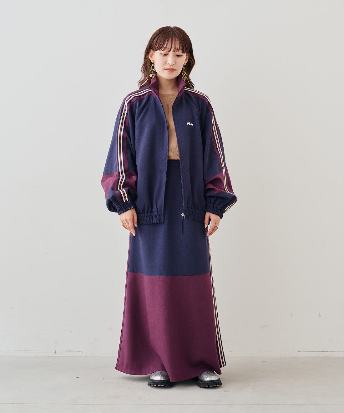 MEDE19F|FILAトラックブルゾン〈ネイビー×バーガンディ〉とFILA ストライプライン スカート〈ネイビー×バーガンディ〉とコットンランダム リブトップスの会とシルバーのクラックレザー調トラックブーツとMEDE19F　シルバー レザー調トラックブーツ〈シルバー〉のコーディネート