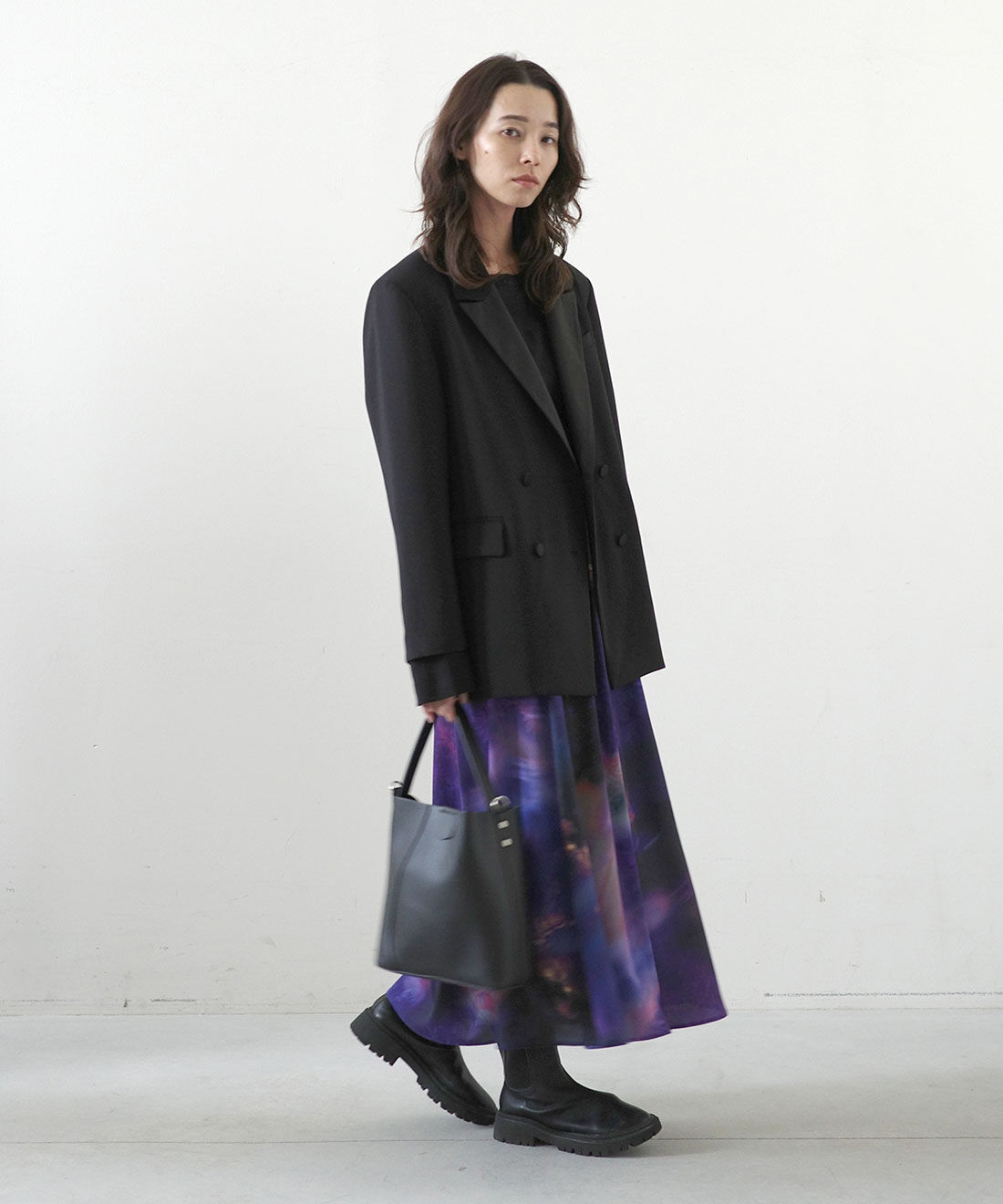 MEDE19F|サテンラペルジャケット〈ブラック〉とコットンシアー ラグラントップスのコーディネート|モデル身長： 168cm　Mサイズ着用