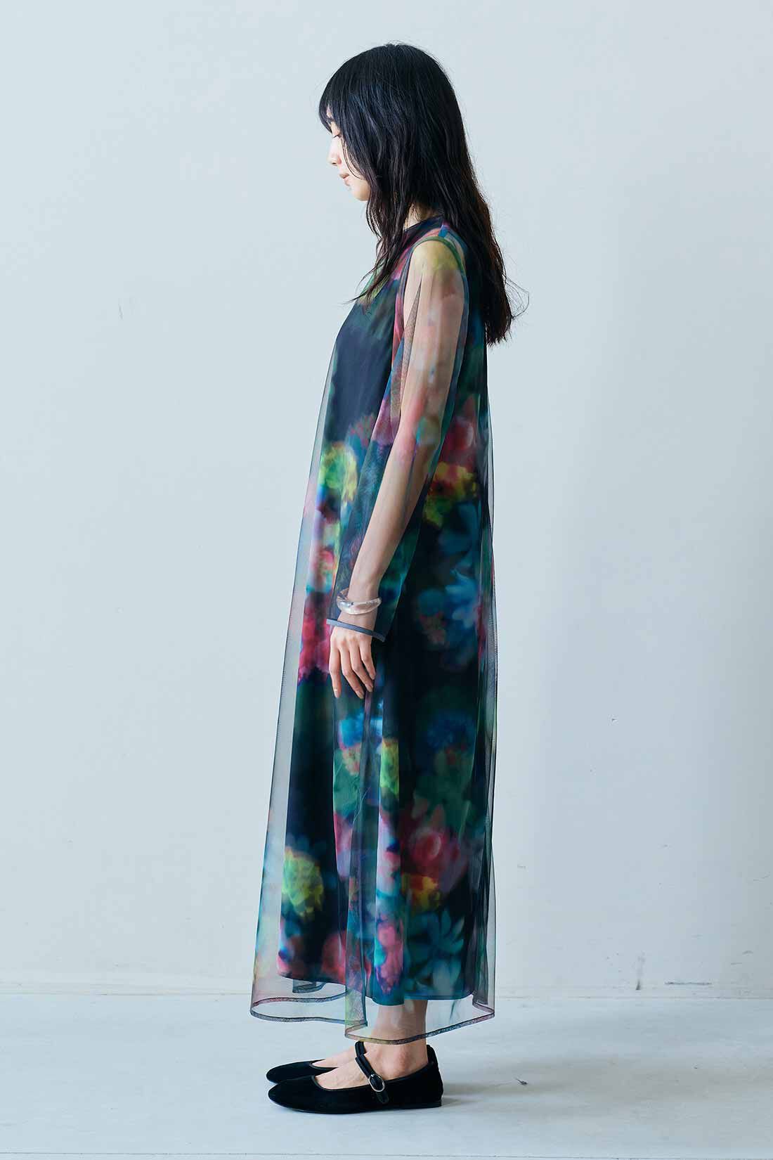MEDE19F [メデ・ジュウキュウ]|MEDE19F　花柄のプリントを重ねたシアードレス〈ブラック〉|モデル身長：163cm　着用サイズ：M