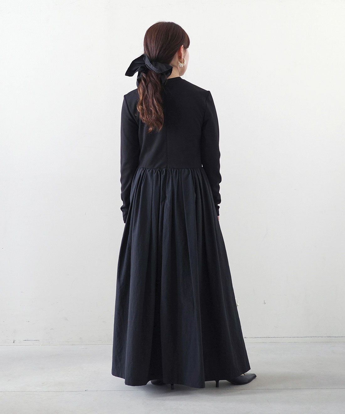 MEDE19F|ワンピース＆ファーカフス〈ＢＫ〉ＭＤ１９のコーディネート|モデル身長： 156cm　Mサイズ着用