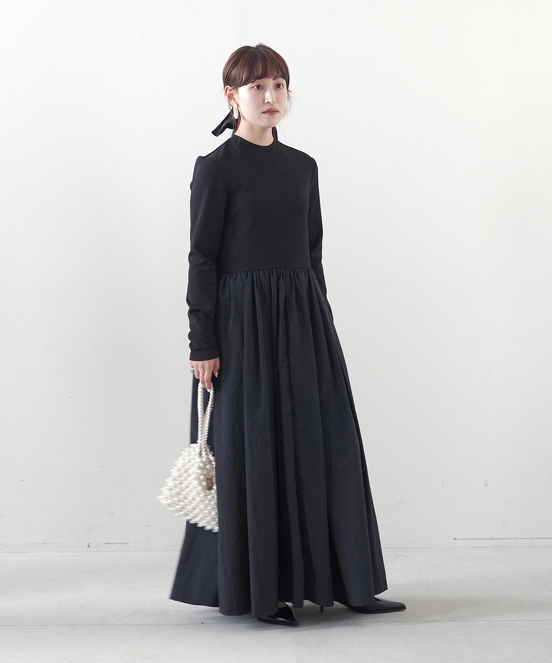 MEDE19F|ワンピース＆ファーカフス〈ＢＫ〉ＭＤ１９のコーディネート|モデル身長： 156cm　Mサイズ着用