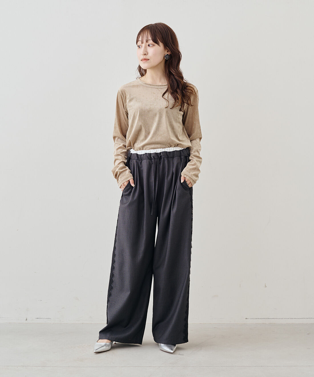 MEDE19F|サテンラペルジャケット〈ブラック〉とクラッシュべロア調 トップスの会とチュール ギャザーカフス〈ブラック〉のコーディネート