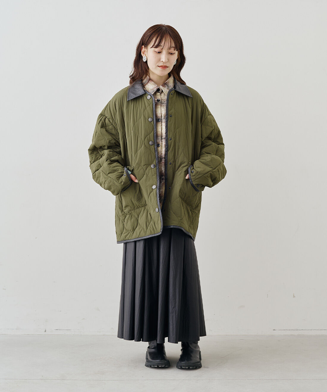MEDE19F [メデ・ジュウキュウ]|ヘイジーチェックシャツ〈ブラウン〉とコーティング素材 ギャザースカートとMEDE19F　防水加工 フェイクレザー トラックブーツ〈ブラック〉のコーディネート