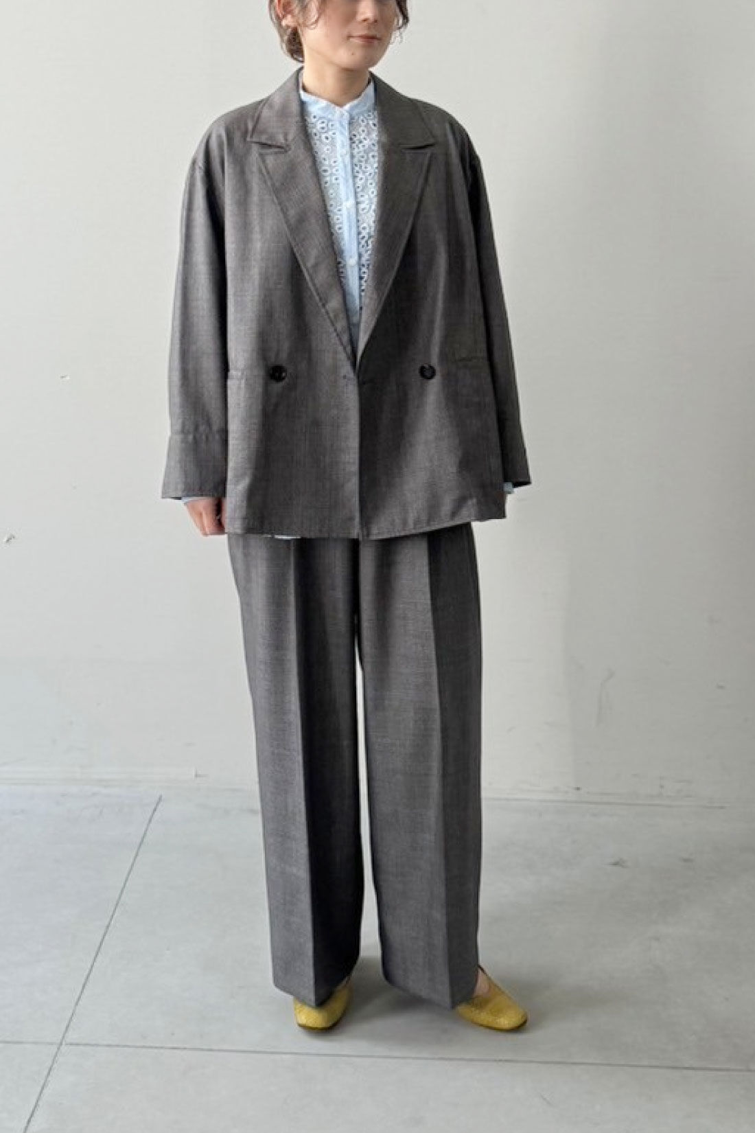 MEDE19F [メデ・ジュウキュウ]|シャークスキンのリラックスダブルジャケット〈シルバーチャコールグレー〉とシャークスキンのリラックスワイドスラックス〈シルバーチャコールグレー〉のコーディネート|モデル身長：160cm　着用サイズ：M