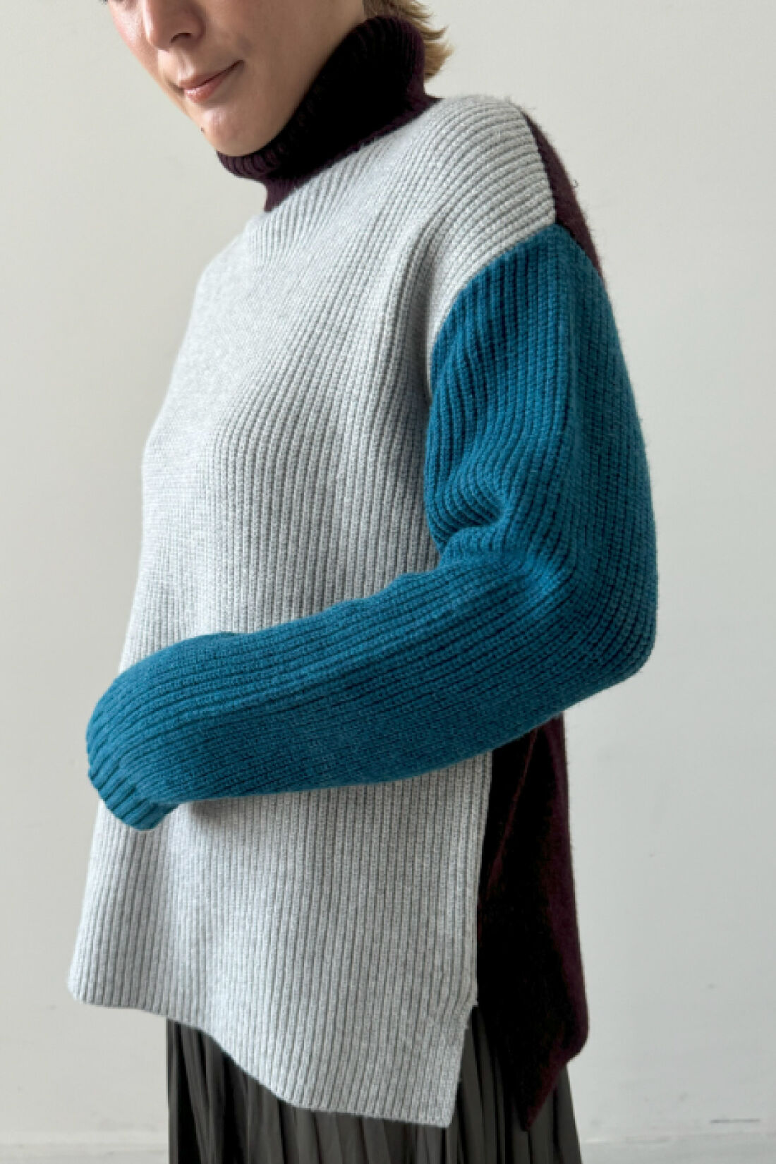 MEDE19F|ハイネックのトライカラーニット〈グレー〉とレザーライクプリーツスカート〈グレーブラウン〉のコーディネート|モデル身長：160cm　着用サイズ：M