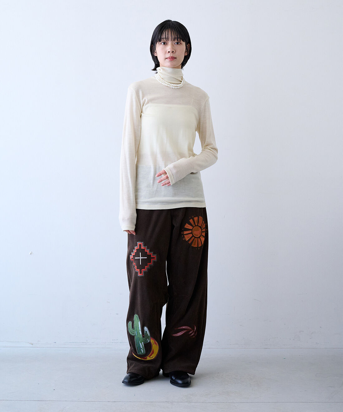 MEDE19F|ウール100％素材 カットソータートルの会と刺繍をちりばめたコーデュロイパンツ〈ダークブラウン〉のコーディネート