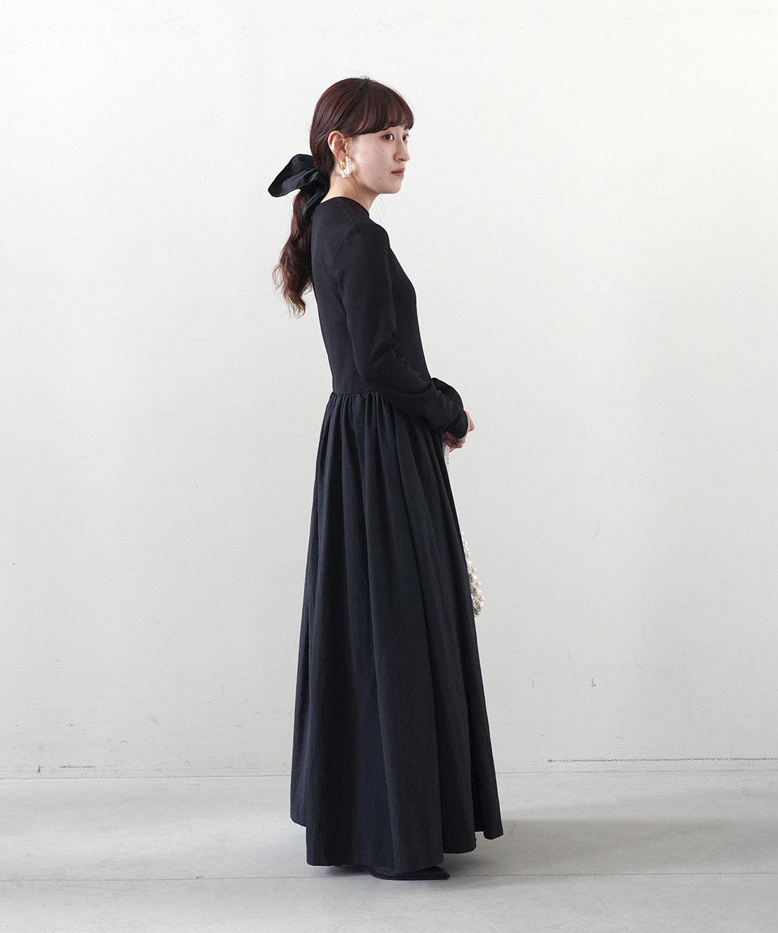 MEDE19F|ワンピース＆ファーカフス〈ＢＫ〉ＭＤ１９のコーディネート|モデル身長： 156cm　Mサイズ着用